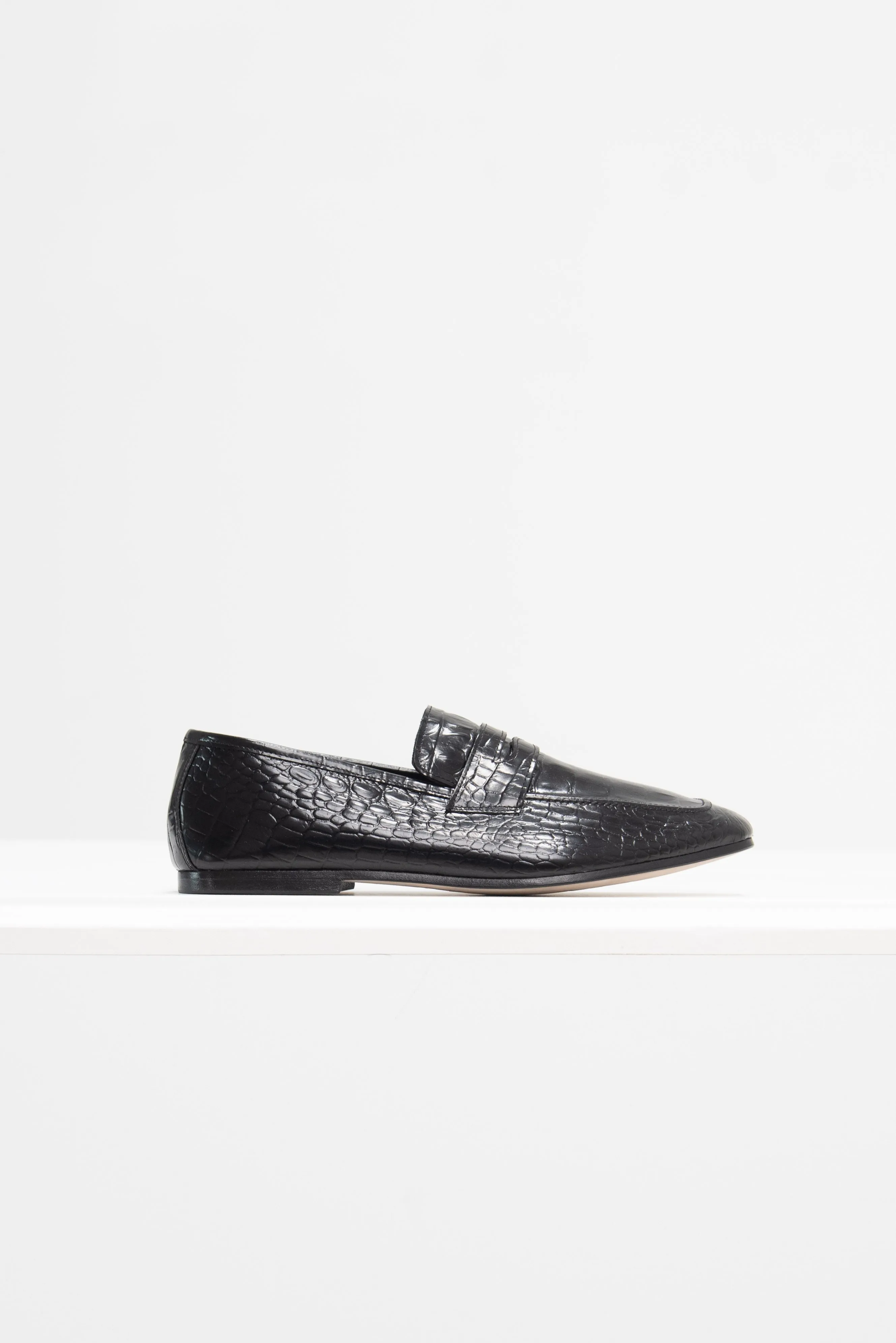 Essenziale Croc Embossed Loafer, Black